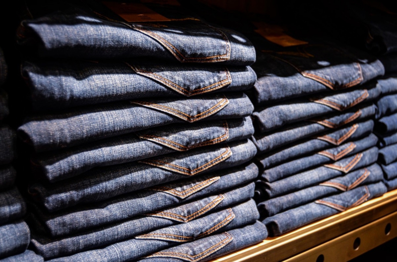 magasin-BIOT-min_jeans_pants_blue_shop_shopping_shelf_exhibition_buy-940702